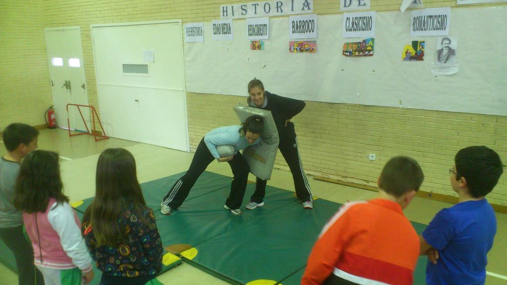 hjulia13's tweet photo. Aprendiendo y difrutando en Pedrizas con @RugbySoria. Gracias por venir http://t.co/1teAYU08PN