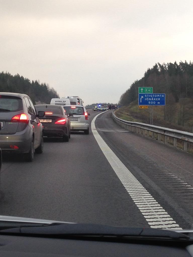 zazzmo's tweet photo. Helt mosad bil! I väntan på ambulansen! #olycka #otäckt http://t.co/WJIKj0Jej3