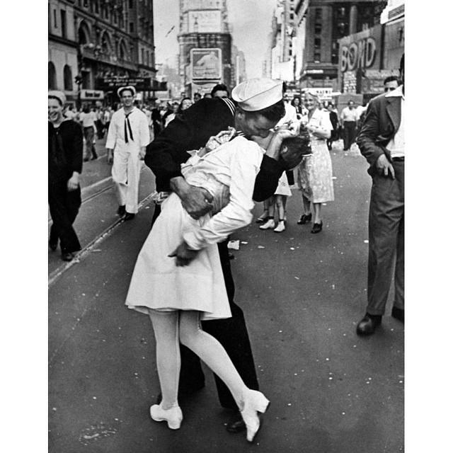 inqro1's tweet image. On Veterans Day, LIFE pays tribute to those who served. #TIMEvets #VETSrising (Pictured: V-J Day in Times Square,...