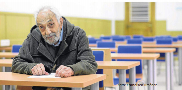ONCE_oficial's tweet photo. ¡Ejemplar Bartolomé! http://t.co/glCzMhknJx Universitario ciego,93 años, 5 idiomas, licenciado, doctor vía @heraldoes http://t.co/eDBRxueaUW