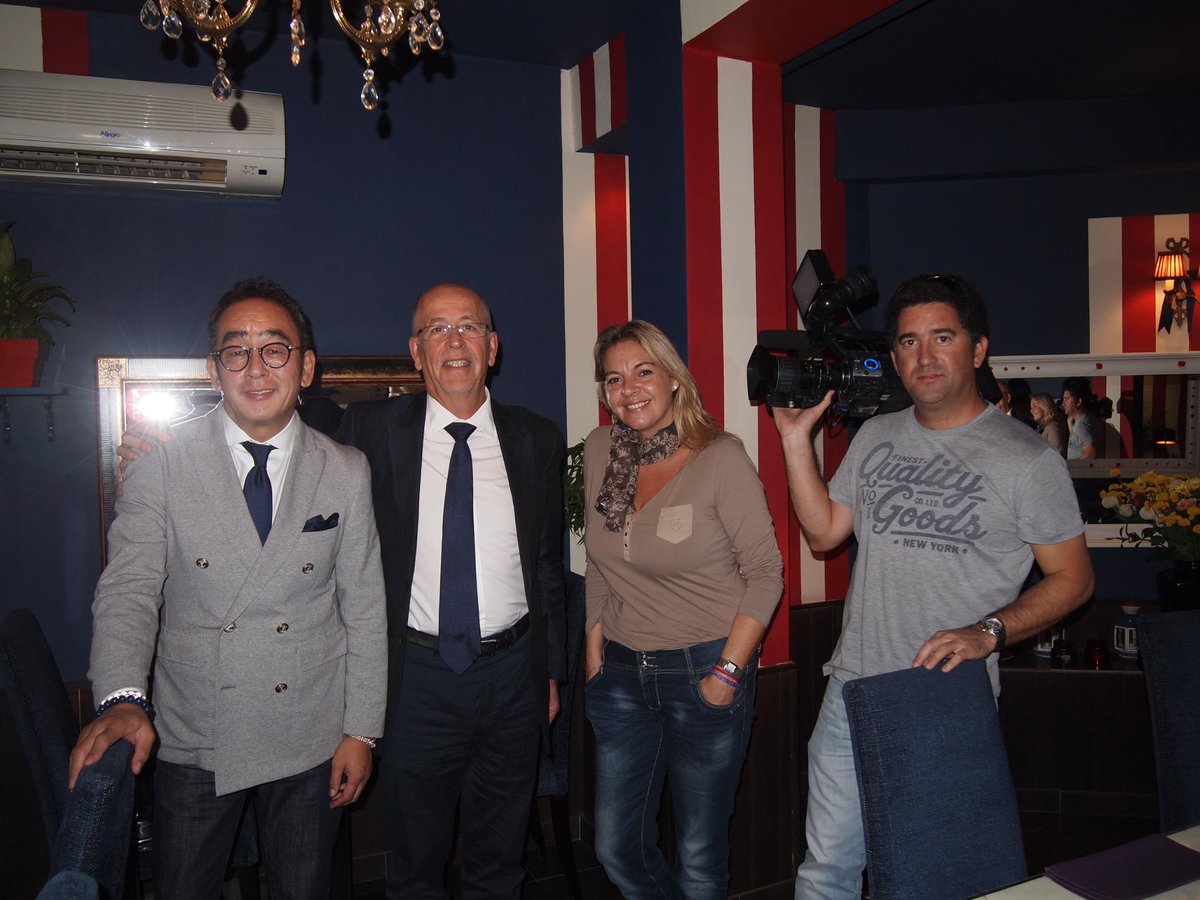 OakPower's tweet photo. Jay Joden, creador #SushidesArtistes y Antonio Arocha con Cristina López y Juan de Televisión Marbella @comerJapones http://t.co/oMCjiO8FH3