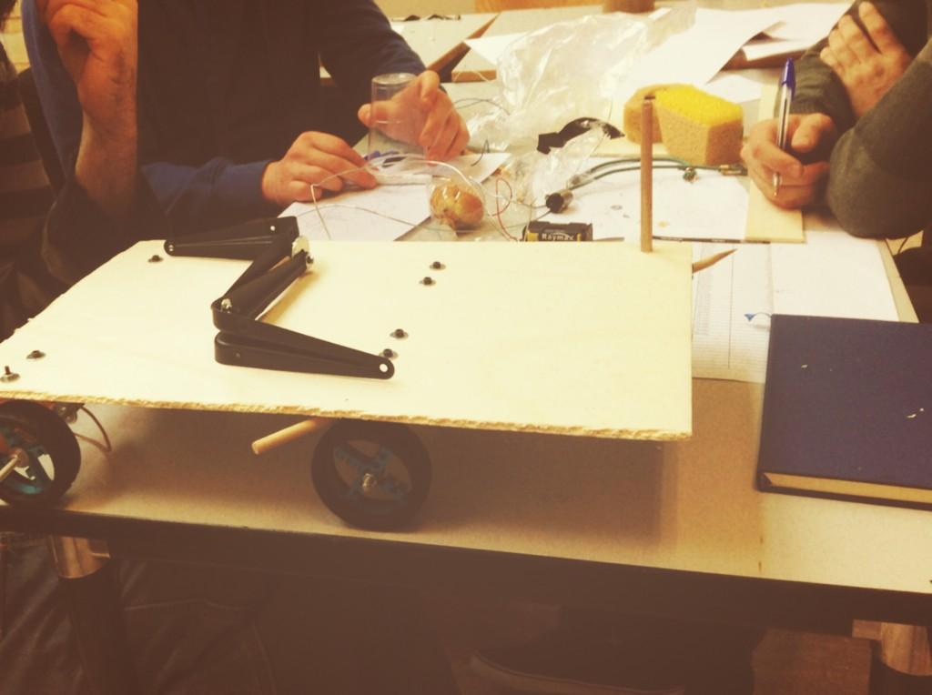 BESTuc3m's tweet photo. Algunos prototipos van cogiendo forma, quienes serán los ganadores que acudirán este año a la @EBECSpain? #EBECUC3M http://t.co/cqpk208K0n
