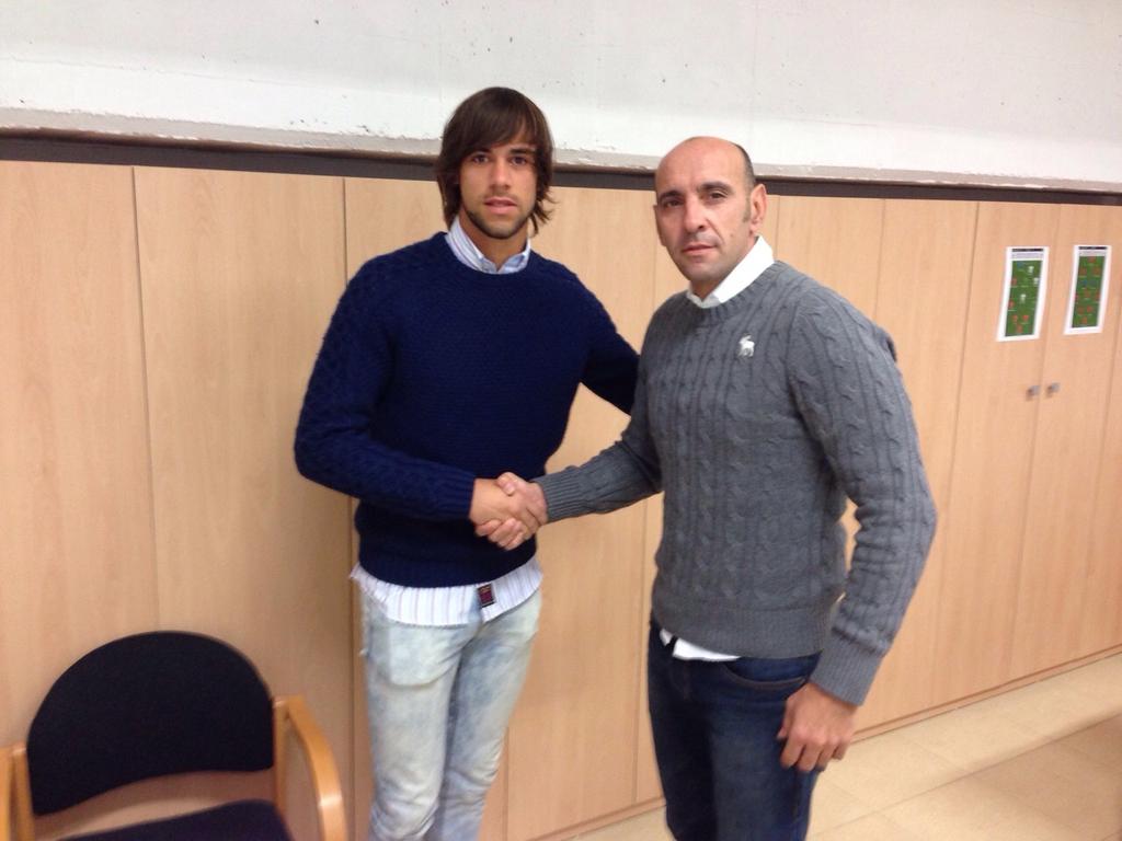 Jose13Caro's tweet photo. Muy contento por ampliar mi vínculo con el SevillaFC y agradecer su confianza depositada en mi. http://t.co/pcsWf94SzH