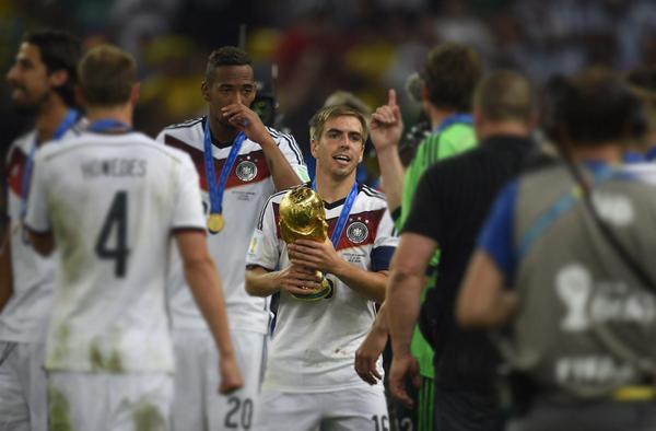 Happy Birthday Lahm!" Selamat ulang tahun, Philipp Lahm! 