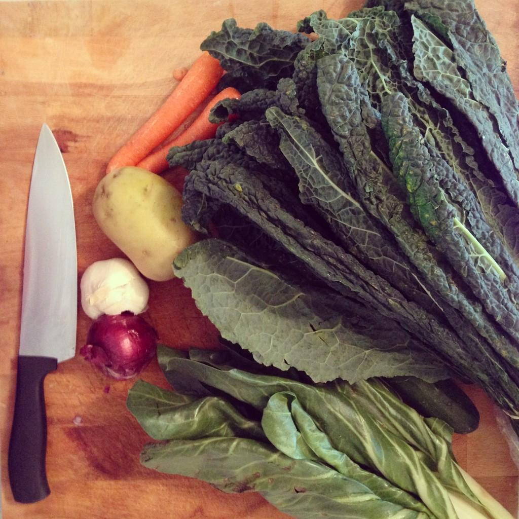 MissRubber's tweet photo. Tuesday is..Tutto pronto per cucinare la Ribollita toscana ๐ ricetta di @GialloZafferano #cucinatipica #cookingforME http://t.co/QxdX4O8clb