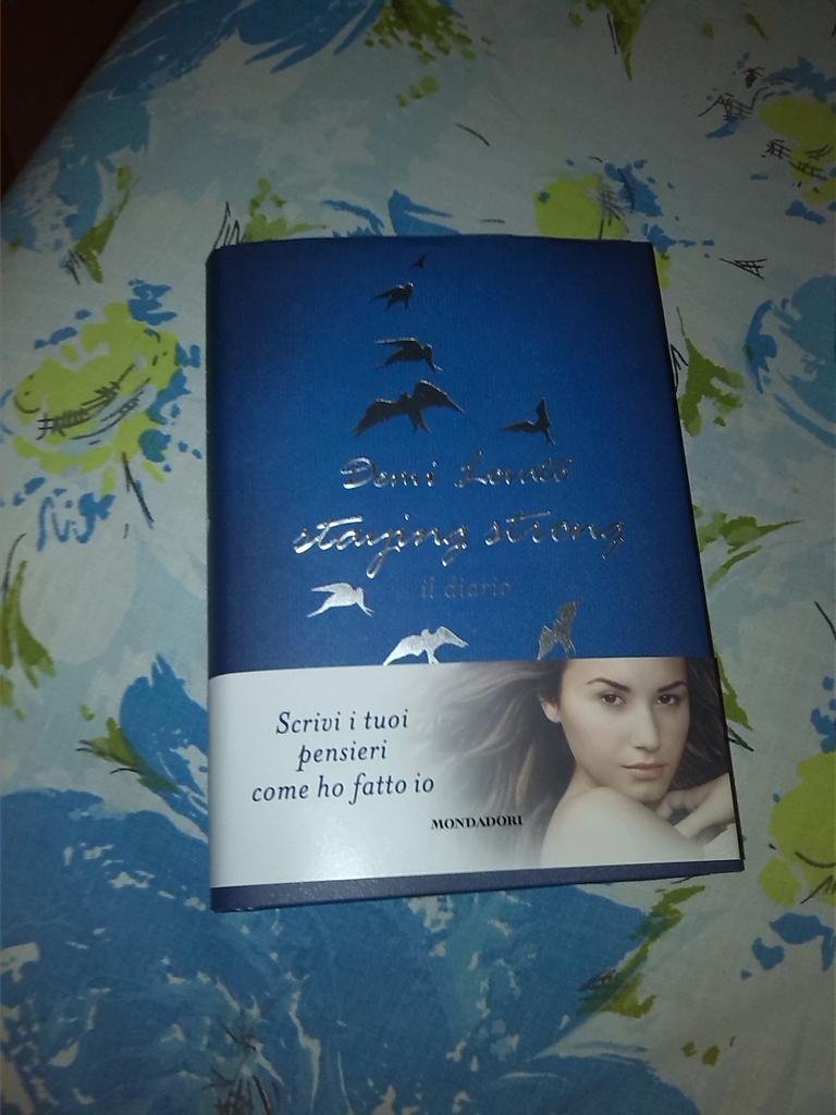 mahobiebx's tweet photo. Yeeee 😍😍😍😊😊❤❤ @DemiLovato_IT @ddlovato #BuyDEMIDeluxeInItaly #DemiWorldTourInItaly #stayingstrongjournal http://t.co/lKER6palkX
