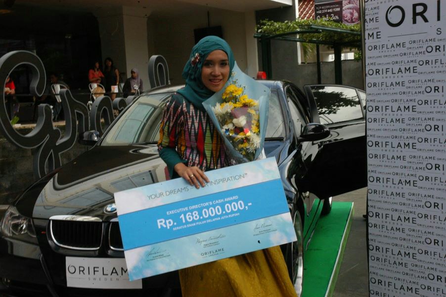astrihanafi's tweet photo. Mas @Saptuari kalo aku beneran lho foto didepan mobil hasil kerja sungguhsungguh nekunin Oriflame:)#KoBis http://t.co/iGld5D2Kkk