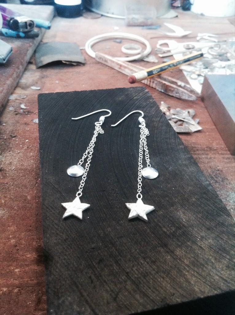 LeahLewington's tweet photo. Can't believe Christmas is sneaking up on us again! Working on some festive goodies #gifts #sparkle http://t.co/wJocUnGIVh