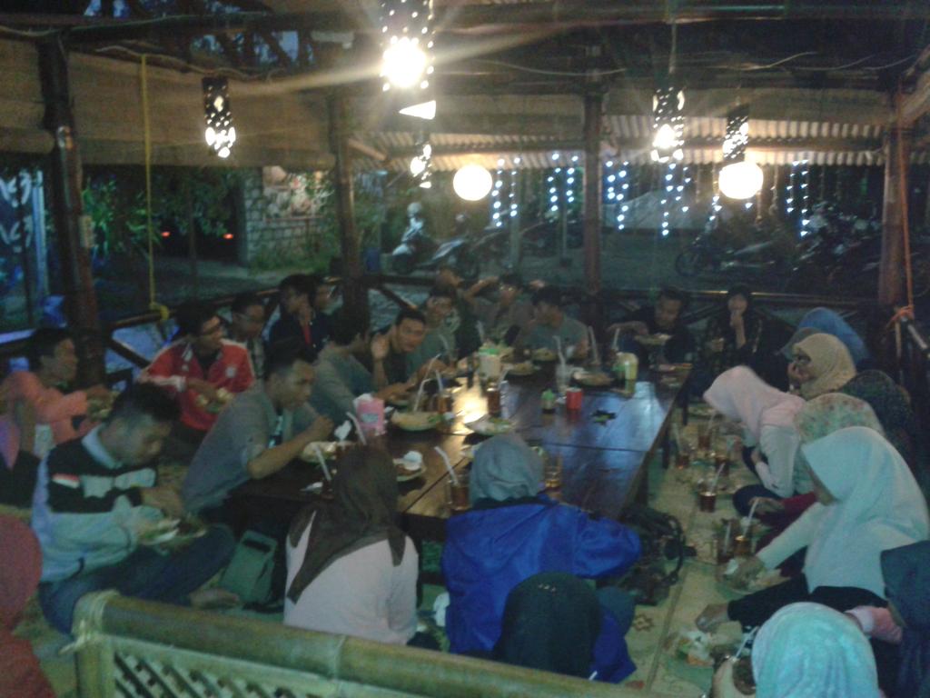 IACJ_DIY's tweet photo. Alhamdulillah masih ado rezeki untuk ngumpul dan makan samo-samo lagi, macam inilah keluargo bekumpul samo2 :) http://t.co/6SXOVxAmVv