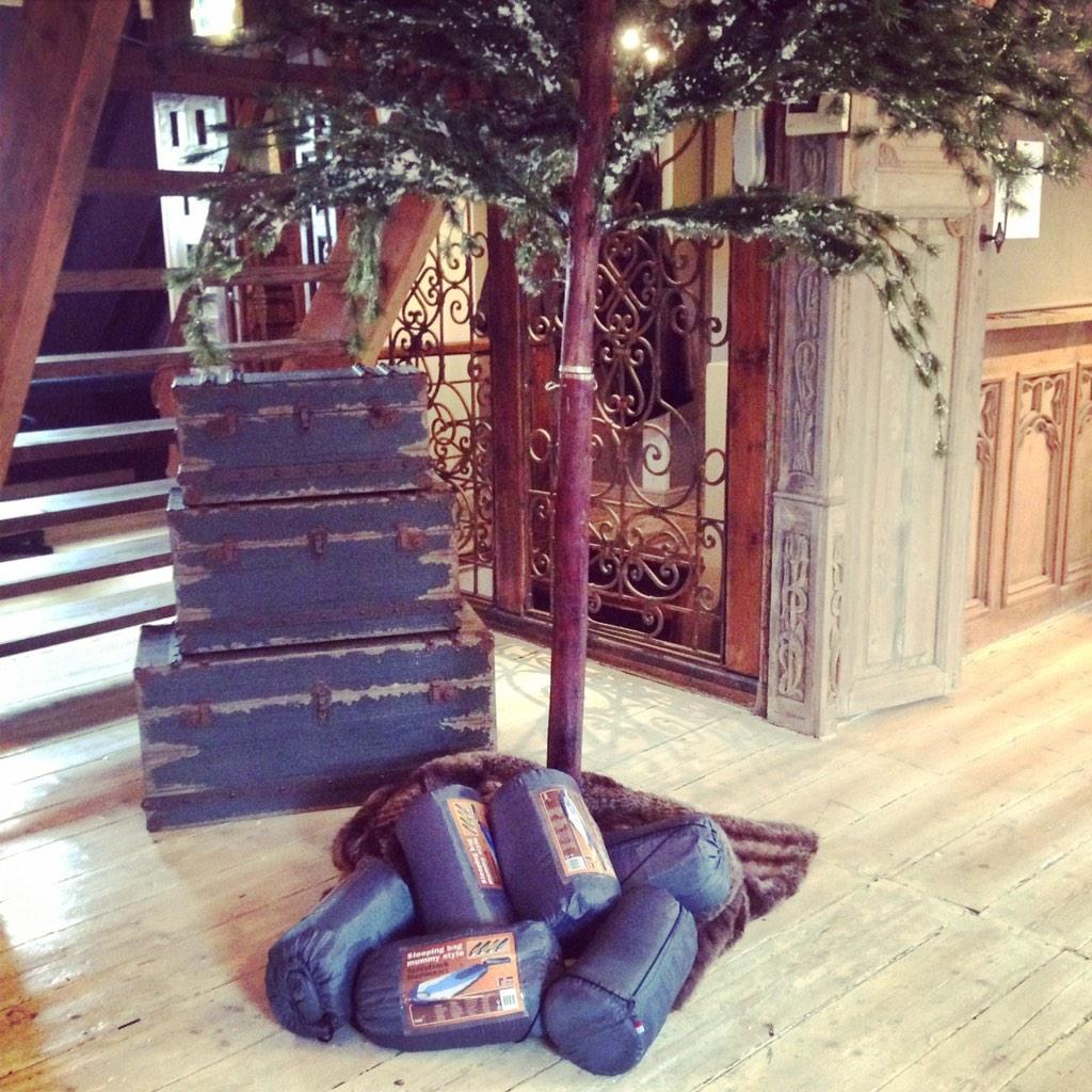 Wat anders onder onze kerstboom, slaap zakken voor de daklozen #Eindhoven #koud #kerstKomtErAan #uitdelen