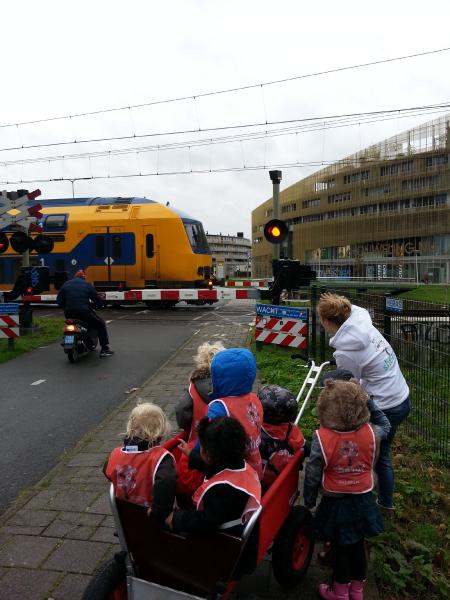 ShezafKO's tweet photo. Thema 'Verkeer' was een succes! Leuk om zo samen een nieuw thema vorm te geven in een 'VVE-jasje'. #samengroeien http://t.co/lyKFMBzztI