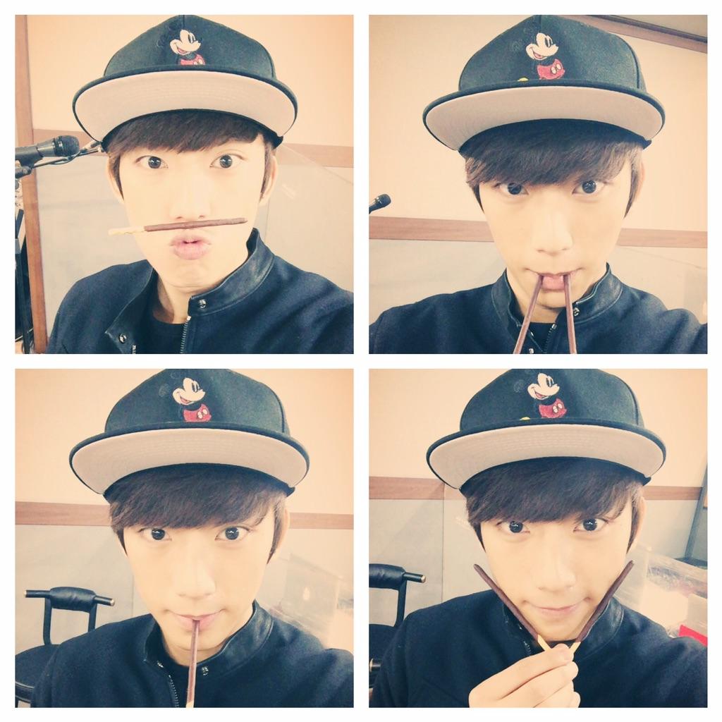 B1A4_gongchan's tweet photo. 오랜만에 빼빼로 먹으면서 화이팅하는 중~😍 여러분 빨리 콘서트에서 만나요~~❤️ 그리고 수능 보시는 수험생 여러분 화이팅👍👍 #b1a4roadtriptoseoul http://t.co/2q9CGeaMqf