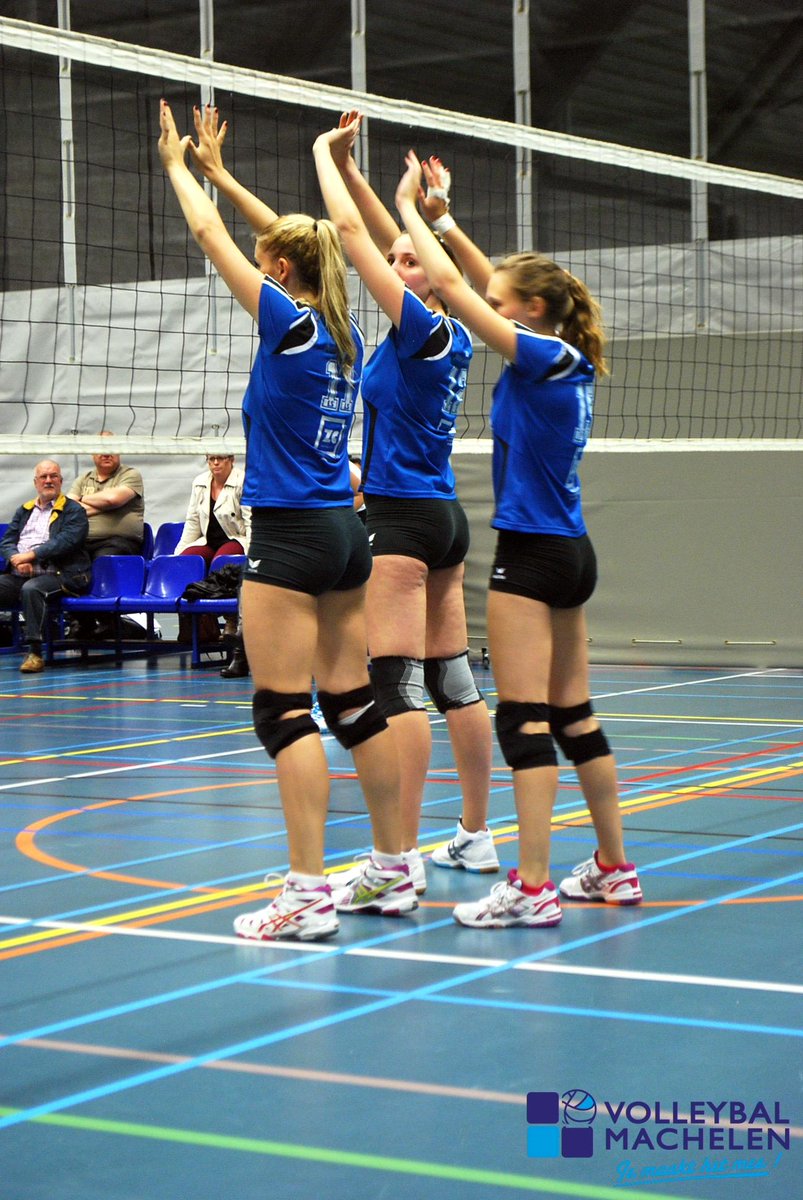 MachelenVolley's tweet photo. D1 draait goed mee in de top 3. Titelambitie? http://t.co/8zJiEqaXNh http://t.co/PUEFT5PSno