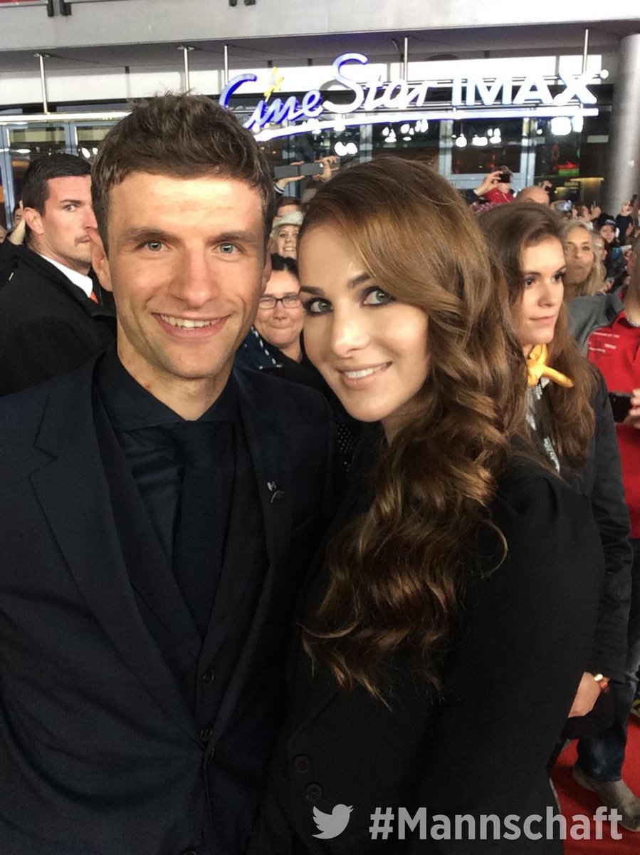 Coole Kinopremiere gestern... Ein schöner Abend mit dem Team und meiner Frau Lisa. #DieMannschaft #esmuellert