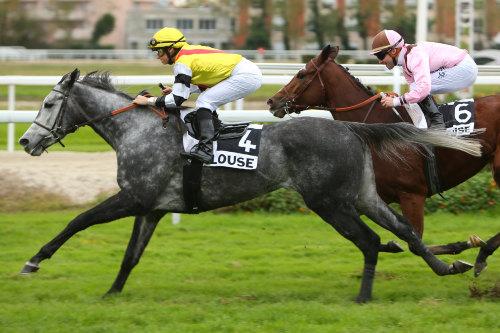 Debutó Gaga A(URU) en Francia B2Kt_GoCcAI1UuR