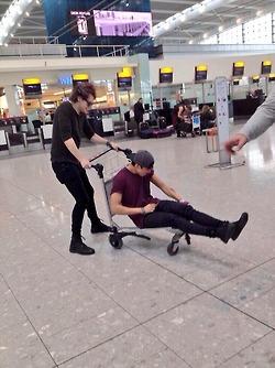 hemmoschords's tweet photo. MALUM IS REAL
MALUM AF ๐
#5SOSFamVotingHour #5SOSAttack
@5SOS for the #AMAs New Artist of the Year http://t.co/cXOWcP9LUR