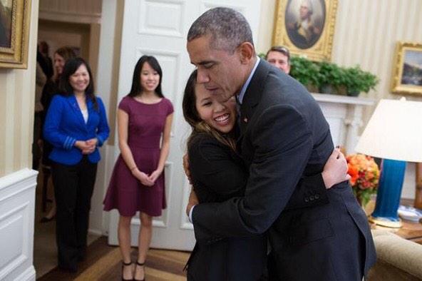 AmbPower44's tweet photo. Mayor de Blasio embracing Dr. Craig Spencer like Pres. Obama embraced Nina Pham, and how world must embrace W. Africa http://t.co/mfJSKtrFZE