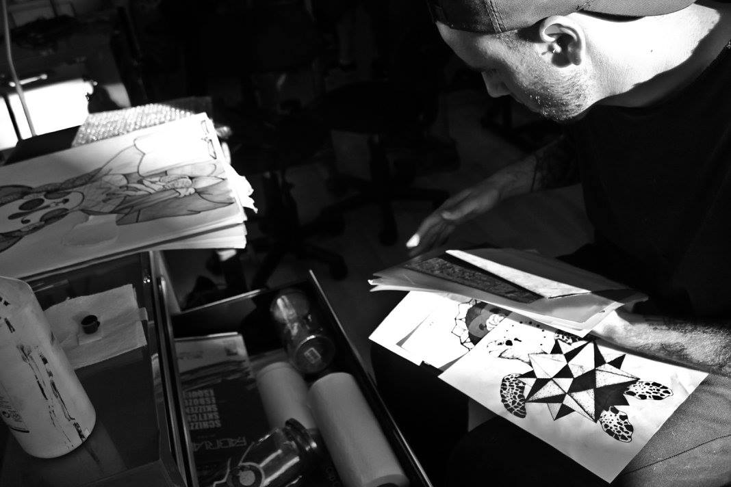 caostattoo_cl's tweet photo. #BenjaGuzman dibujando en #caostattoo / Revisa sus trabajos en http://t.co/EsWKykN2RO http://t.co/GxCI3Jisvz