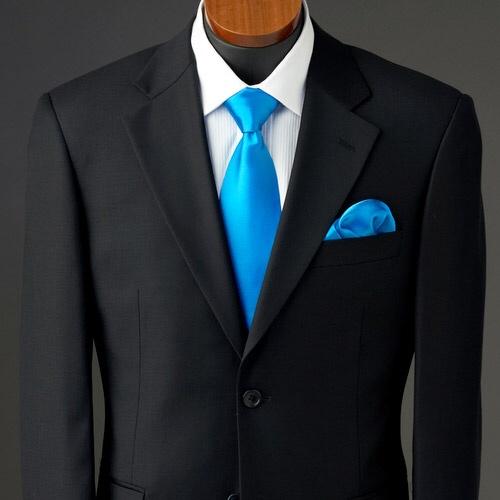 DarkWingedHero's tweet photo. Wipes down suit before walking to the room* #SpeedsterBash http://t.co/uyQ8taoDjd