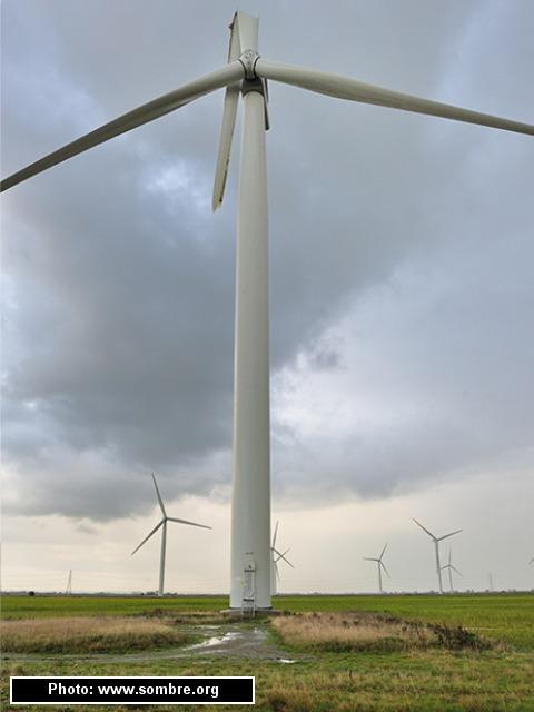 Kent_999s's tweet image. ROMNEY MARSH: Turbine blade reportedly hit and damaged by lightning yesterday at the Little Cheyne Court wind farm.