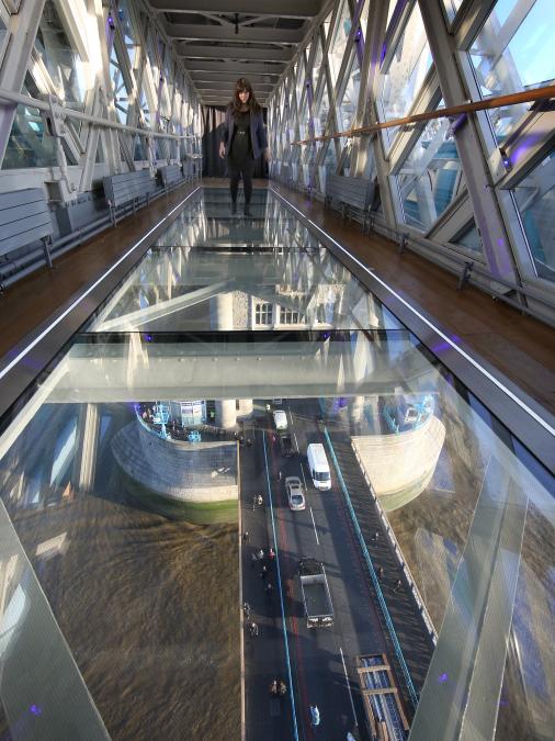 A3Noticias's tweet photo. El Puente de la Torre de Londres estrena una vertiginosa pasarela de cristal
[GALERÍA DE FOTOS]http://t.co/Xh91CliSDU http://t.co/2uZiff8ny1