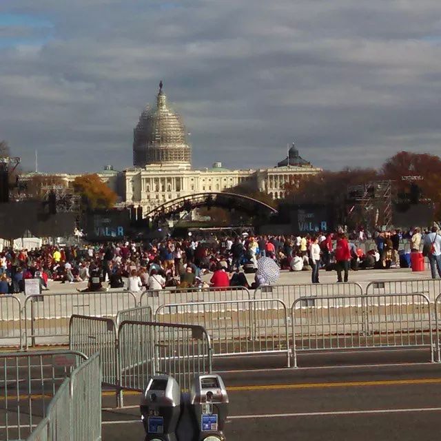 Talsky96's tweet photo. I'm so glad I skipped class to go to the #concertofvalor in #dc! This is amazing! http://t.co/432XWM3XC9