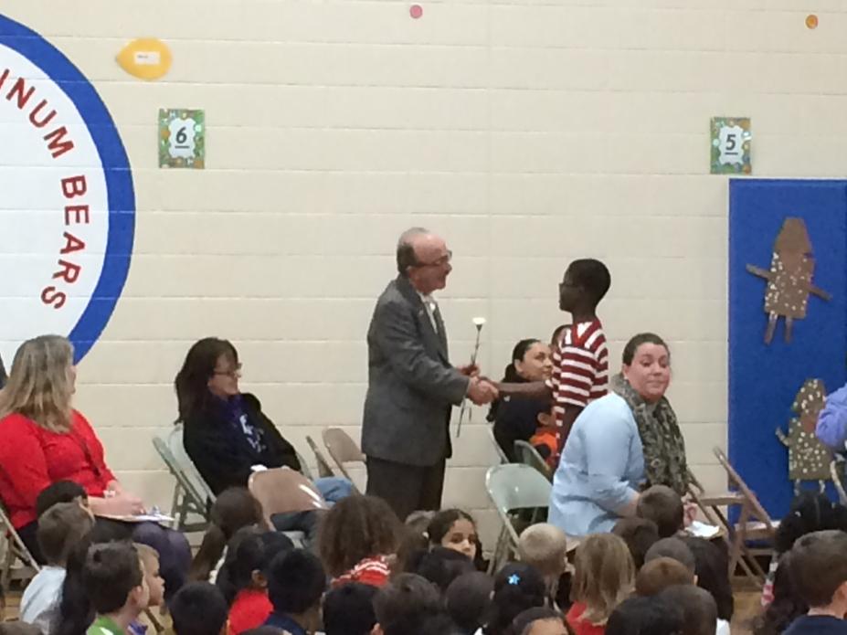 Andrea51557's tweet photo. Hannum School students thank our veterans for their service. http://t.co/WOYThz0WMV