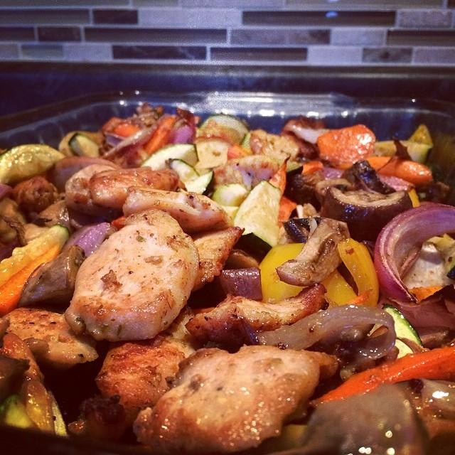 madisonbrown0's tweet photo. What's for dinner today? Chicken n' veggies roasted on the oven. Mmmmh http://t.co/J8qk29nn3g