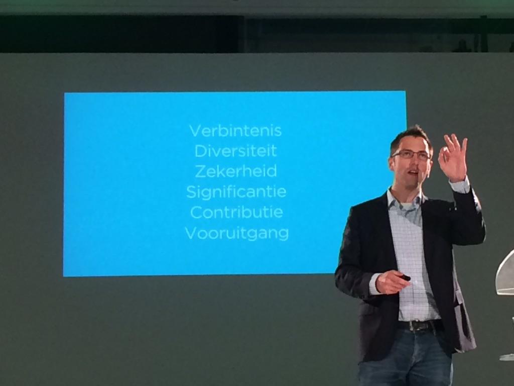 MvKlaveren's tweet photo. De 6 basisbehoeften van ieder mens, zegt @SietseBakker #commgres14 http://t.co/h85SJFfgre