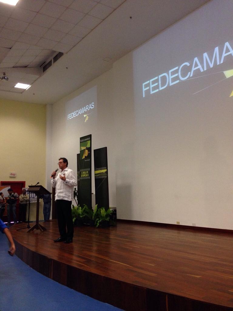 milimarca's tweet photo. Pdte. Fedecámaras @jorgeroig en Nva. Esparta presenta Documento "Compromiso con Vzla" con políticas macroeconómicas http://t.co/f6kmVFD4DY