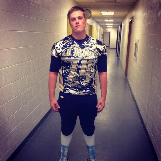 BestFBunis's tweet photo. Hylton High schools Camo jerseys (Woodbridge Va) http://t.co/uJo0BGLcrO