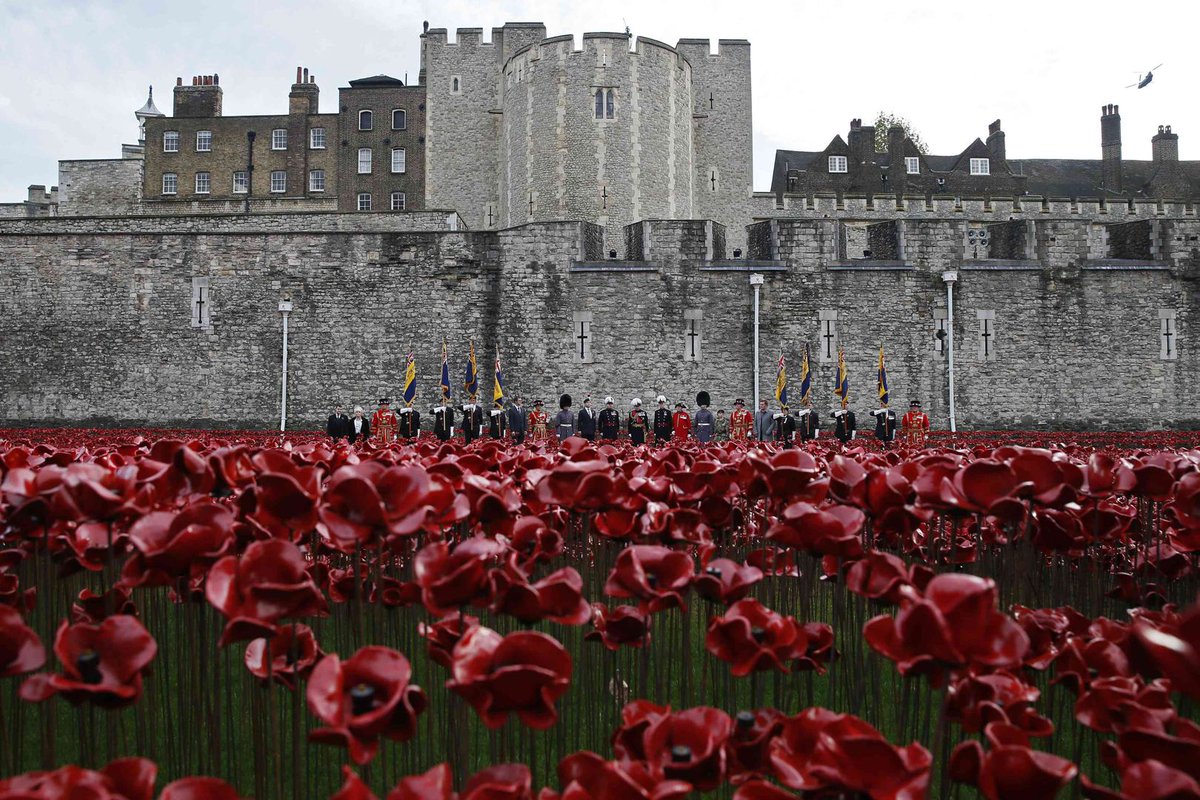 YahooNewsUK's tweet photo. #ArmisticeDay across the UK in pictures: http://t.co/6xdMgmjNfX #LestWeForget http://t.co/Wahq3jyjDF