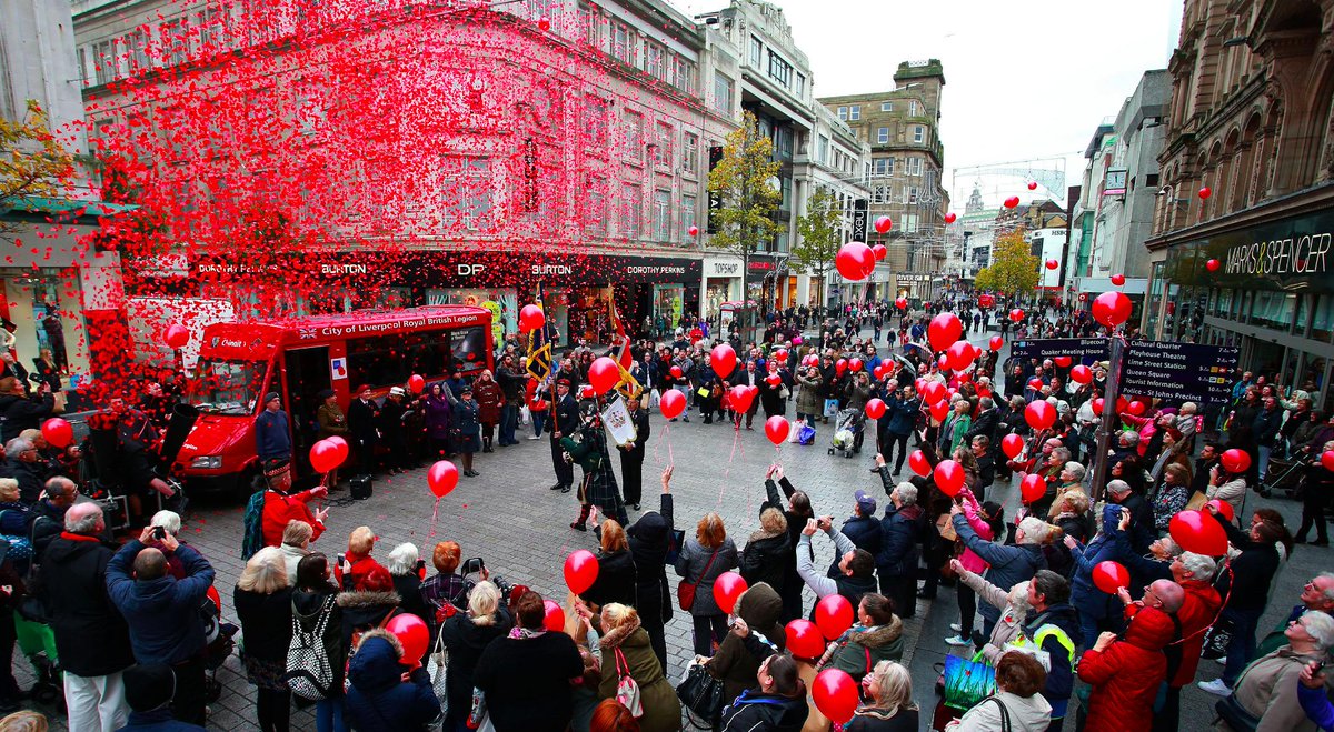 YahooNewsUK's tweet photo. #ArmisticeDay across the UK in pictures: http://t.co/6xdMgmjNfX #LestWeForget http://t.co/Wahq3jyjDF