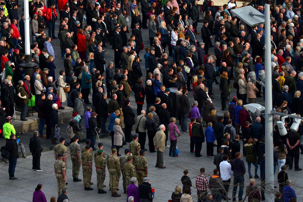 YahooNewsUK's tweet photo. #ArmisticeDay across the UK in pictures: http://t.co/6xdMgmjNfX #LestWeForget http://t.co/Wahq3jyjDF