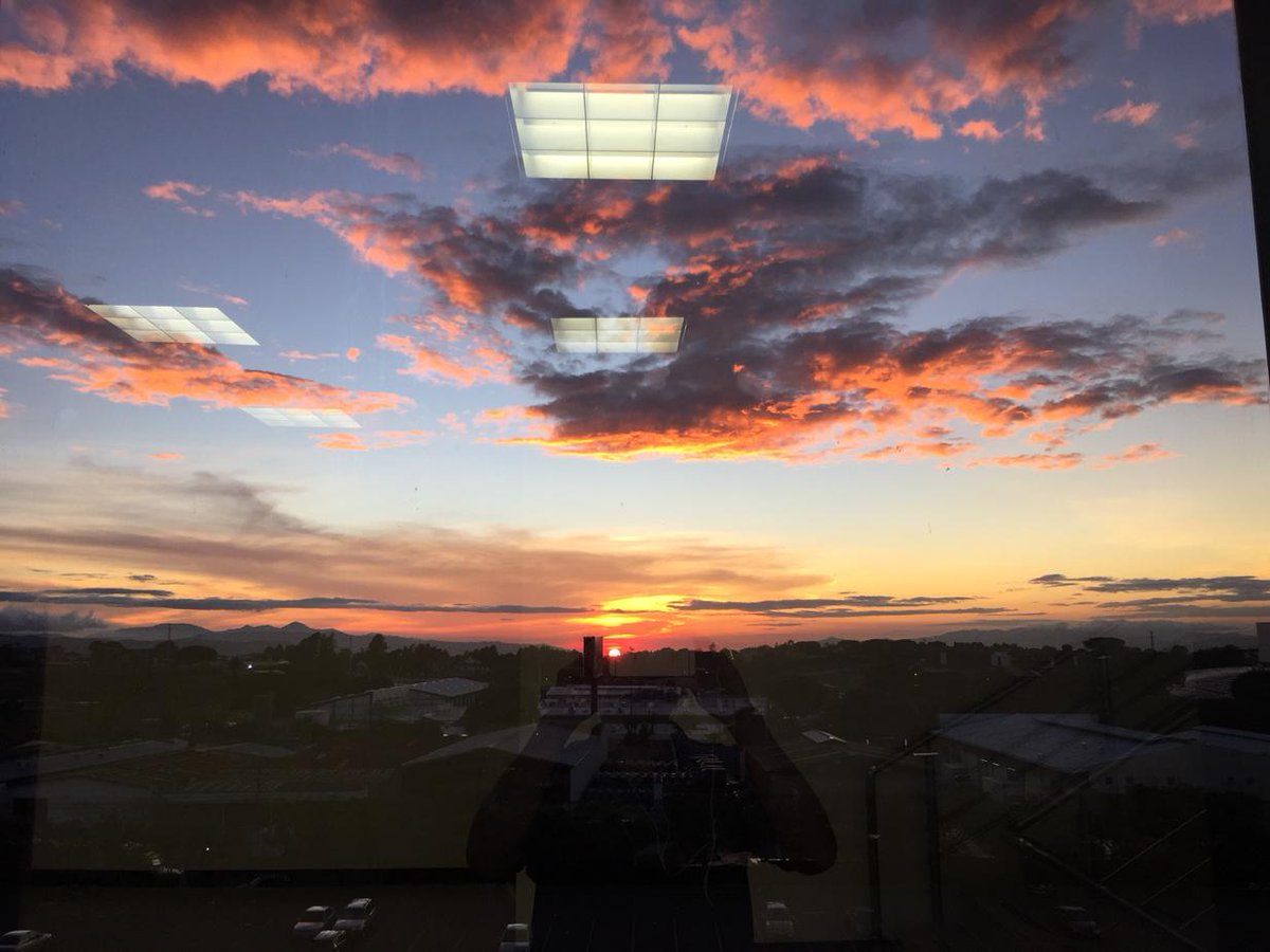 Razabronze's tweet photo. Atardecer dentro del edificio. Mis pensamientos se van por un precipicio. No caigo en el abismo, estoicismo. http://t.co/QTCQ4be4ZY