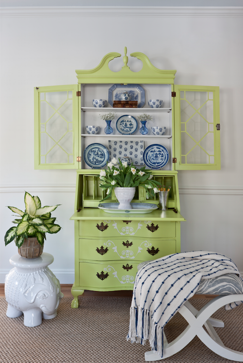 KelleyProxmire's tweet photo. A way to create impactful art is by adding colorful porcelain plates and platters in a room. http://t.co/2uJL2BW7tO