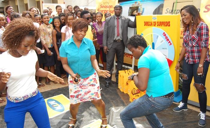 MarketingMixid's tweet photo. OMG!!!!This has to be d surprise of d season, wow!! Tiwa Savage gives out 2 Iphone 6  Yipeee !!! #yelloeleven @MTNNG http://t.co/rvsnEhJzhm