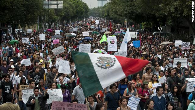 theliptv's tweet photo. Mexico Protesters Set Fire to Presidential Palace! #mexico http://t.co/VD9ZNDvdM1 http://t.co/Fn8i2j8EQa