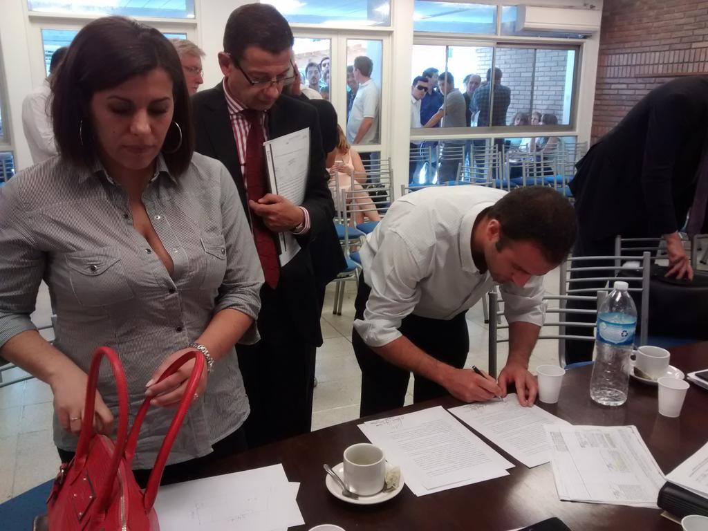 PameVerasay's tweet photo. Firmaron convenio para escriturar el terreno representantes de Norsi y de la Unión Vecinal #SPUNC 6 http://t.co/Sx1lIX7Vxi
