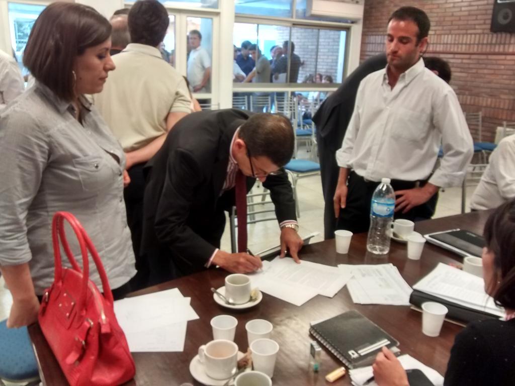 PameVerasay's tweet photo. Firmaron convenio para escriturar el terreno representantes de Norsi y de la Unión Vecinal #SPUNC 6 http://t.co/Sx1lIX7Vxi