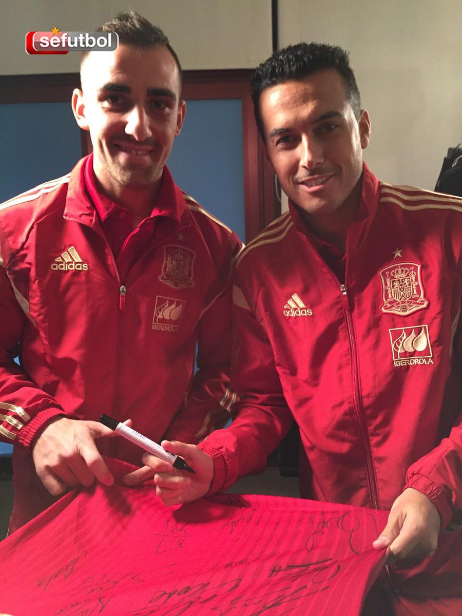 SEFutbol's tweet photo. Tenemos una camiseta de la @SeFutbol firmada... ¡PARA TI! Para participar, síguenos y haz RT de este tuit #MiCamiseta http://t.co/uztI2ukCaB