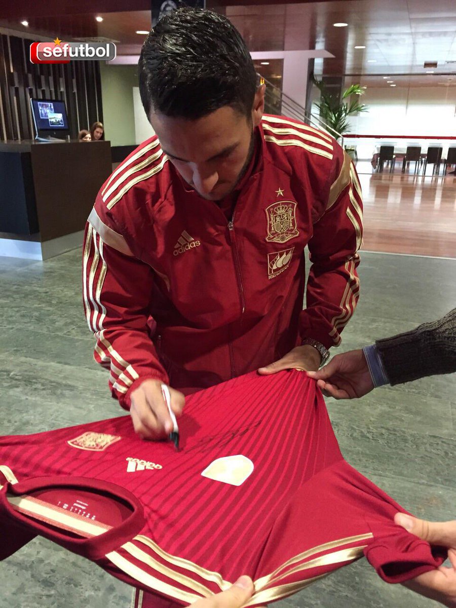 SEFutbol's tweet photo. Tenemos una camiseta de la @SeFutbol firmada... ¡PARA TI! Para participar, síguenos y haz RT de este tuit #MiCamiseta http://t.co/uztI2ukCaB