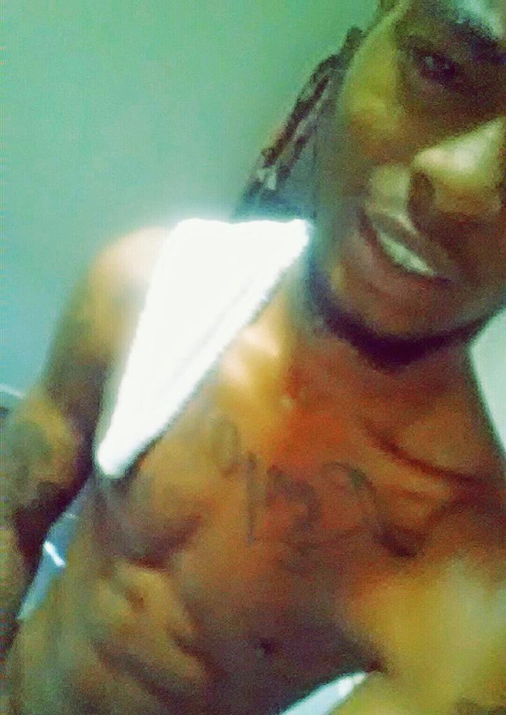 guyblack215's tweet photo. #yotweeter😂😂
#wassup I'm single wear the ladies at 😍😍😍😍😏 http://t.co/d8LX759msE