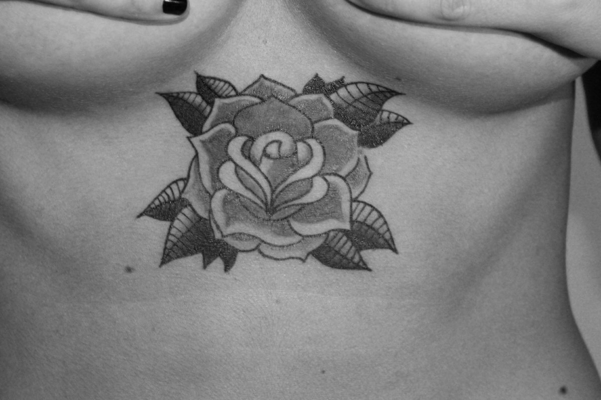 Lau7493's tweet photo. " Collige, virgo, rosas "
#tatuaje #esternon #tattoo #rosa #chica #girl #rose #ink #inkedgirls #tinta http://t.co/zn7BhHm7ZD