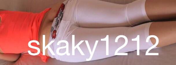 اختي  توريني طيزها تبيني انيكها وهي منسدحه