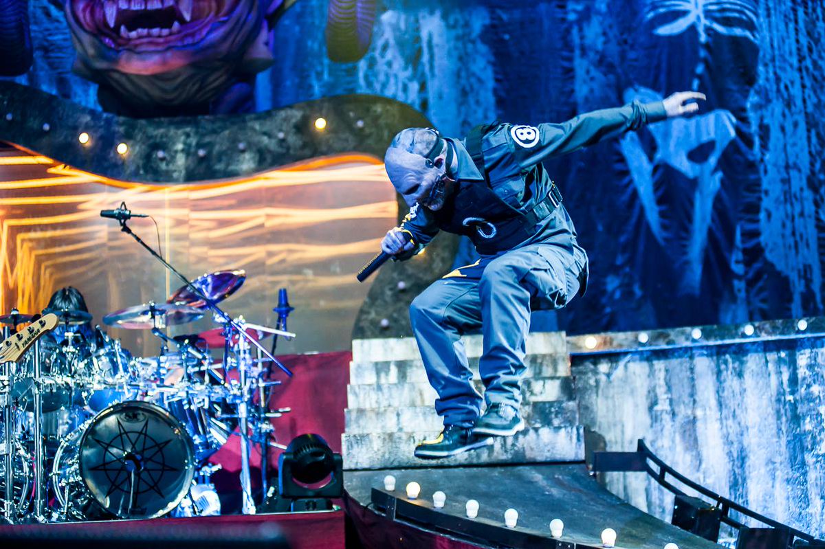 CoreyTaylorPics's tweet photo. Jump! #coreytaylor #numbereight #slipknot #thegraychapter http://t.co/phqHJoixdf