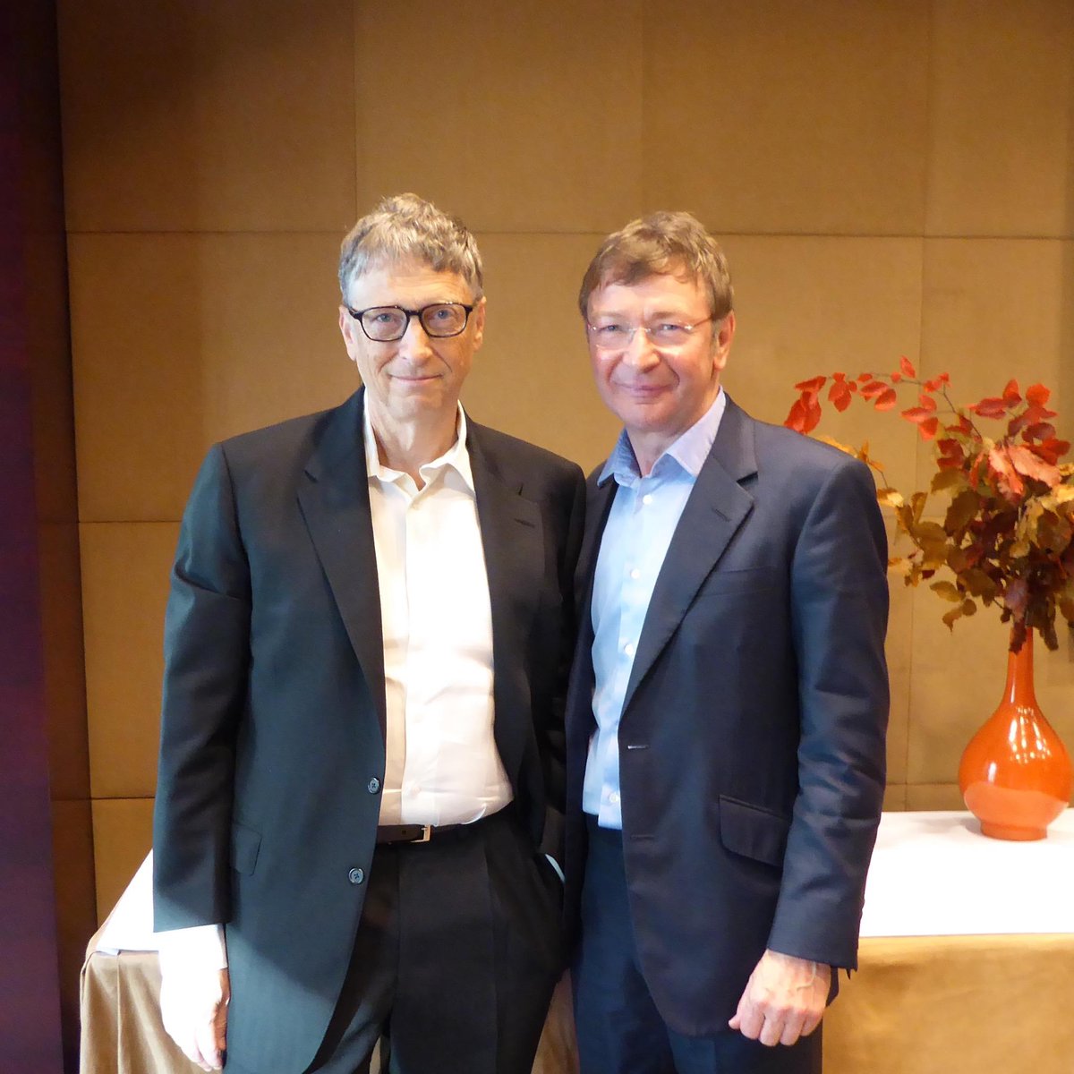 Privilege to meet <a href="/BillGates/">Bill Gates</a> &amp; share thoughts on <a href="/Sure_Chill/">SureChill</a>. Active cooling without power. Cool #vaccines save lives