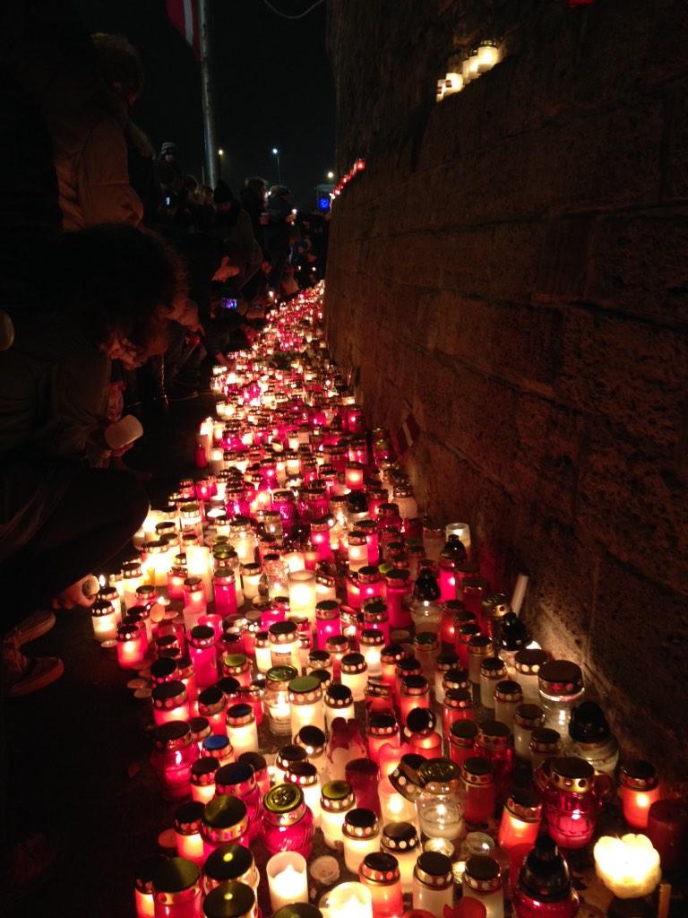 Šovakar iededzam svecītes,sirdī domājot par karavīriem,kas atdeva savas dzīvības par mūsu Latvijas brīvību