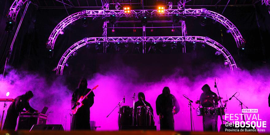 🔥💀 Así fue el paso de <a href="/sonidogayonegro/">Sonido Gallo Negro</a> y su cumbia mística por el #FestivalDelBosque: goo.gl/kMzZQj #ARG 💀🔥