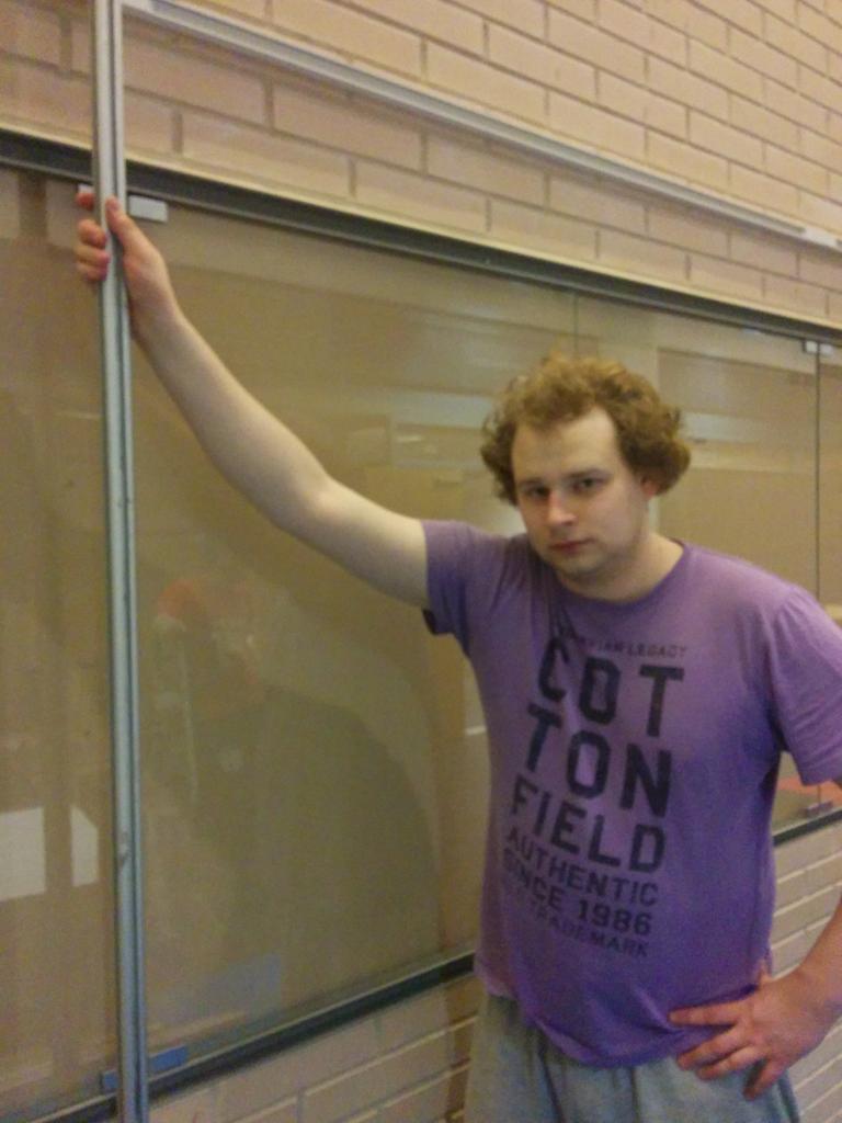 Ruffecs's tweet image. Killan Suuri Johtaja Akseli "Raksapupu" Karvinen pitää seinää pystyssä. #IThekuma